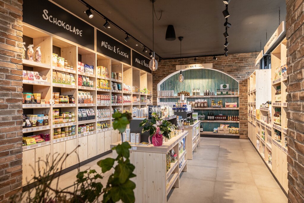 Verkaufsregale für Feinkost und Naturkostladen aus Massivholz mit Kreidetafeln nach individueller Planung vom Tischler.