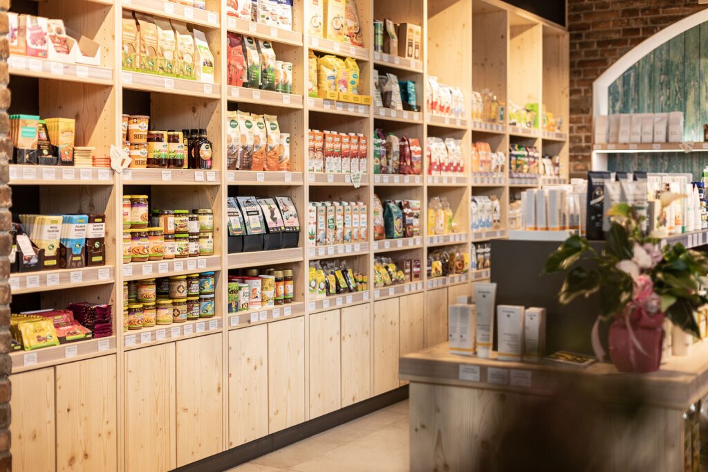 modulares Ladenbausystem für Lebensmittel und Feinkost aus Naturholz.