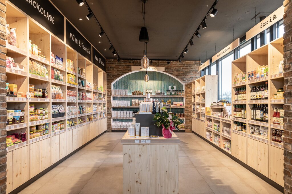 Hochwertige Ladeneinrichtung aus Holz für Naturkostladen, Bäckerei und Feinkost.
