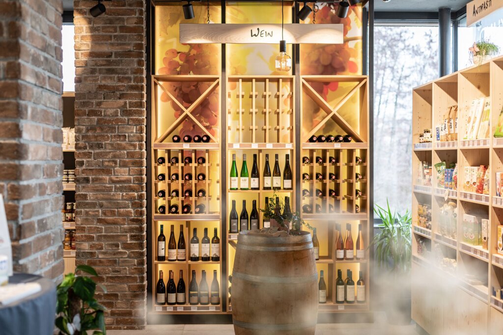 maßgefertigtes Weinregal aus Holz.