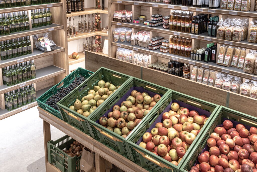 Obstregal nach Maß vom Tischler für Hofladen und Bioladen.