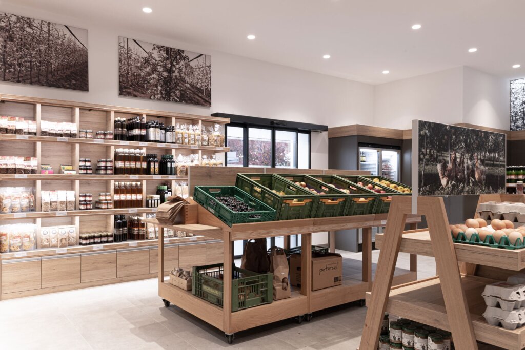 elegante Ladeneinrichtung für Hofladen und Bioladen Individualplanung nach Maß vom Tischler.