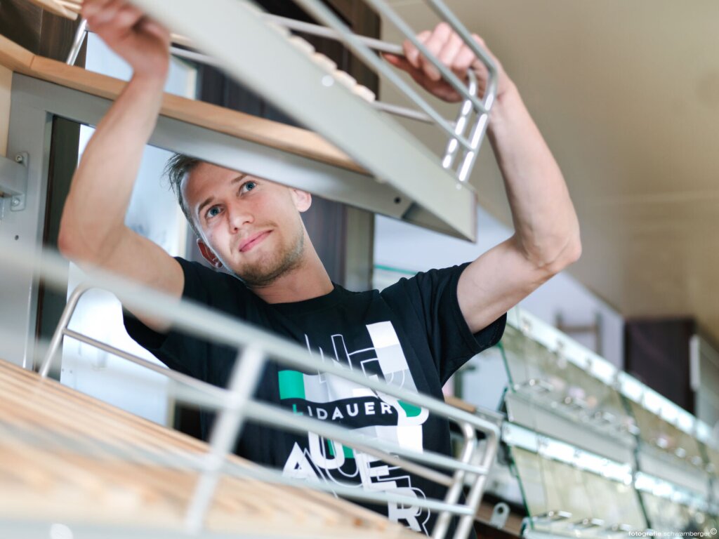 Montage von Regalen für Lebensmittelgroßhandel.