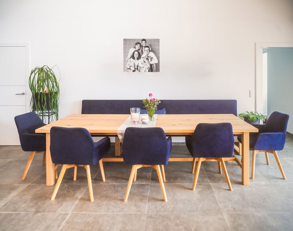 Eine Sitzgruppe aus Eiche massiv. Aufs maß, individuell geplanter Eichentisch mit fünf Stühlen und einer Sitzbank. Gestell von Stühlen und Bank ebenfalls aus Eiche massiv, die Polsterung in einem kräftigen Ultramarin-Blau.