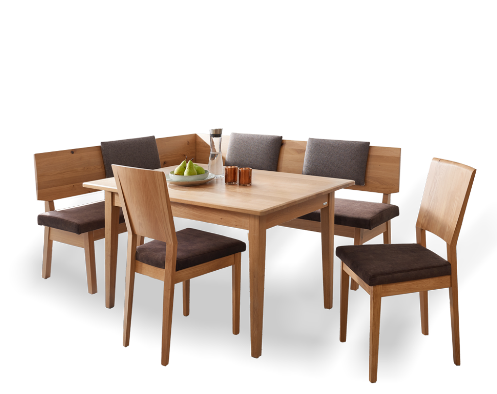 Eine Sitzgruppe aus Wildeiche mit Eckbank und zwei Stühlen. Der Bezug von Stühlen und Eckbank ist aus dunkelbraunem Wildleder.