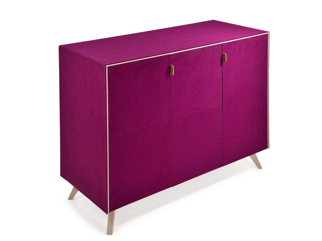 Ausdrucksstarkes Sideboard in modernem Design – handgefertigt aus Birkensperrholz und vollständig mit purpurfarbenem Wollfilz bezogen. Die klare Form und die feine Kantenfassung betonen die präzise Tischlerarbeit. Dezente Holzgriffe und konische Füße verleihen dem Möbelstück Leichtigkeit. Ein Sideboard, das Funktionalität mit außergewöhnlicher Farb- und Materialwirkung verbindet.