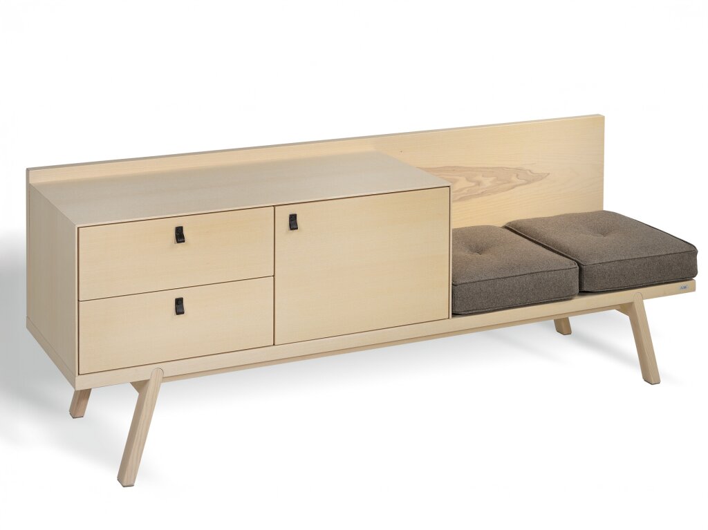 Zeitgemäße Vorzimmer -Sitzbank mit Stauraum – handgefertigt aus hellem Massivholz (Esche). Drei Schubladen und ein Fach mit schlichter Front bieten Platz für Ordnung im Eingangsbereich. Rechts lädt eine gepolsterte Sitzfläche aus Loden in warmem Braunton zum Verweilen ein. Ein Möbelstück, das modernes Design, natürliche Materialien und Funktionalität harmonisch verbindet.