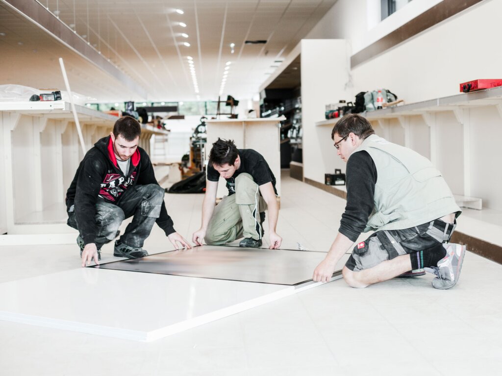 Monteure im Ladenbau bei der Arbeit.