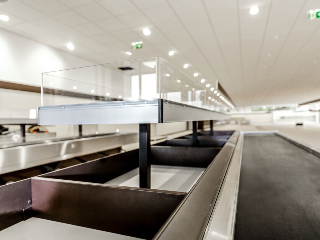 Detailaufnahme des Kassenbereichs eines Lebensmittelladens.