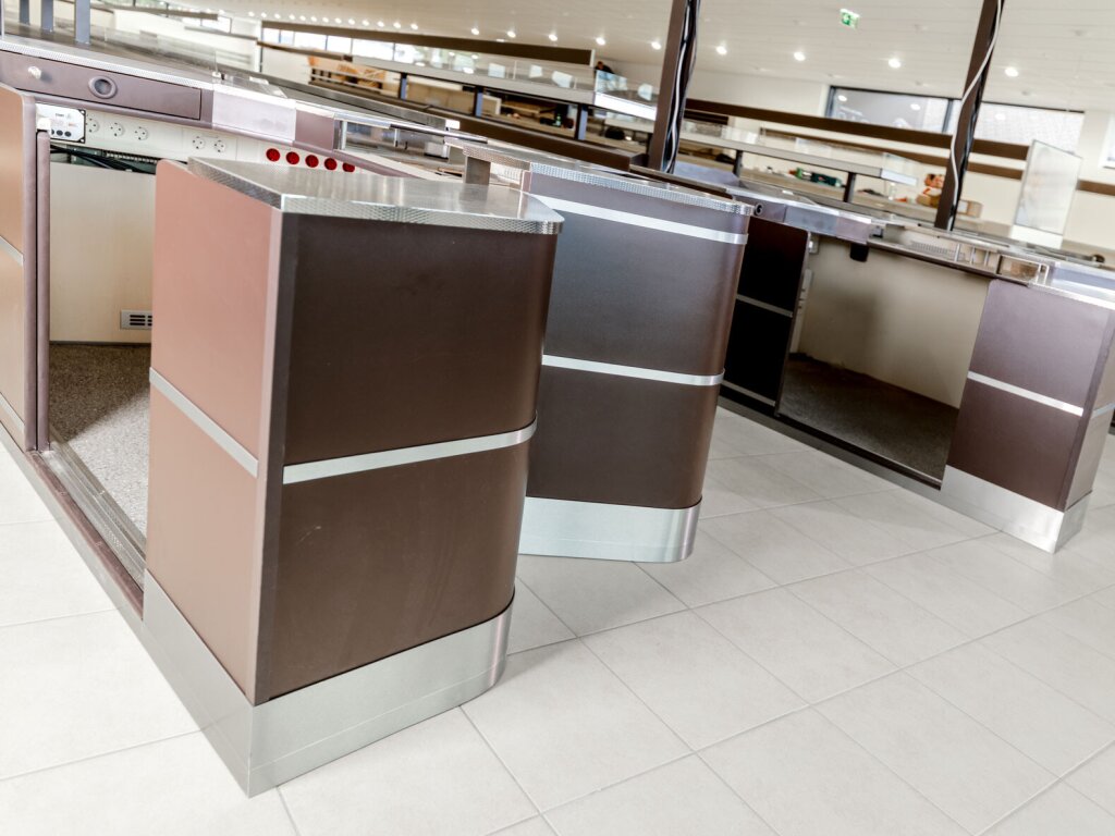 Detailaufnahmen des Sitzbereichs einer Kassiererin in einem Lebensmittelladen. Es ist halbfertig montiert.