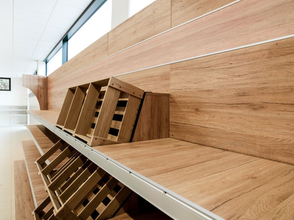 Rustikales Weinregal im Lebensmittelgroßhandel.