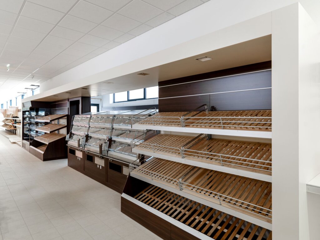 Regale in der Backwarenabteilung eines Lebensmitteldiscounters.