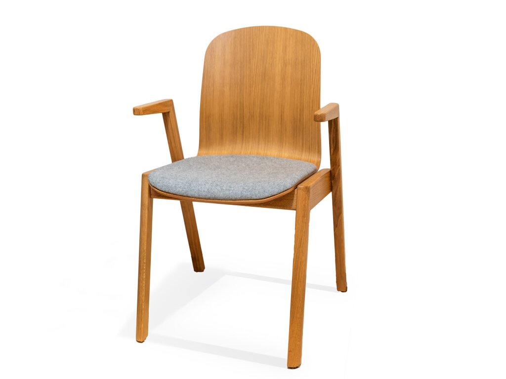 Ein Designerstuhl aus Eiche massiv mit einer Sitzfläche mit Lodenbezug.