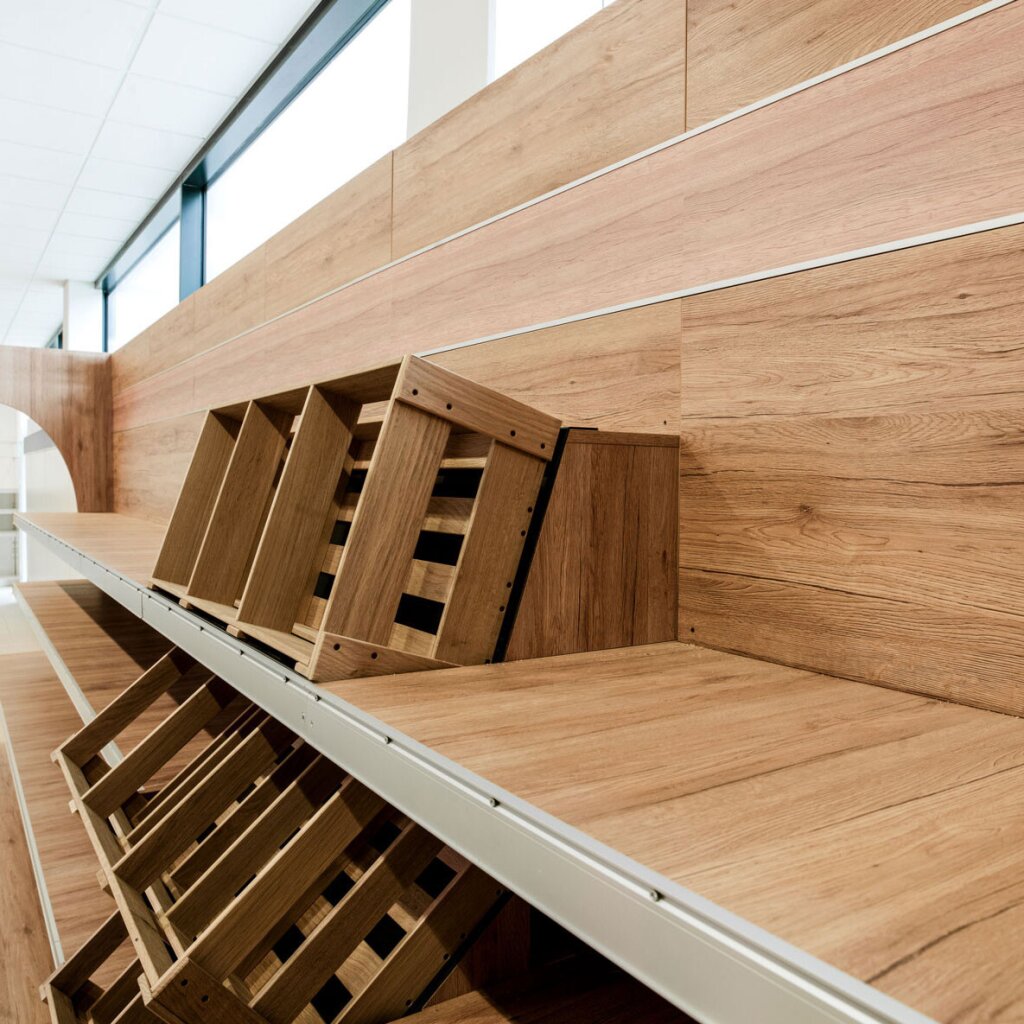 Rustikales Regalsystem für Wein im Lebensmittelgroßhandel.