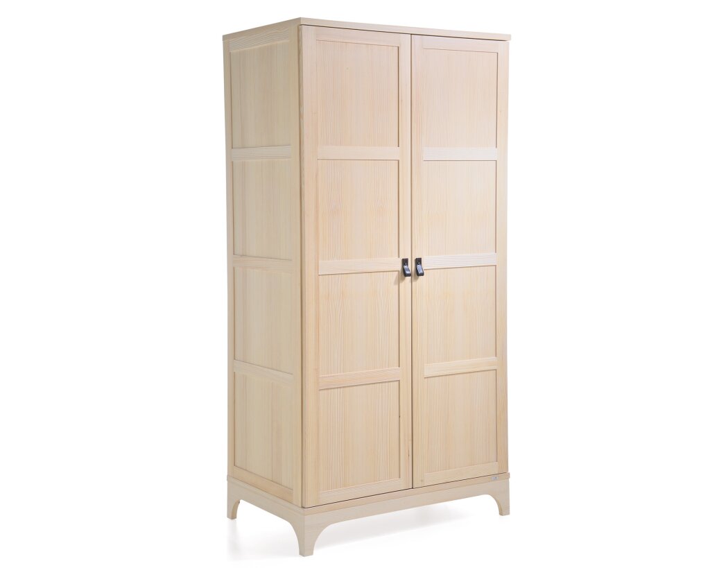 Kleiderschrank im modernen Landhausstil aus Tannenholz massiv mit schwarzen Ledergriffen und zwei drehtüren.